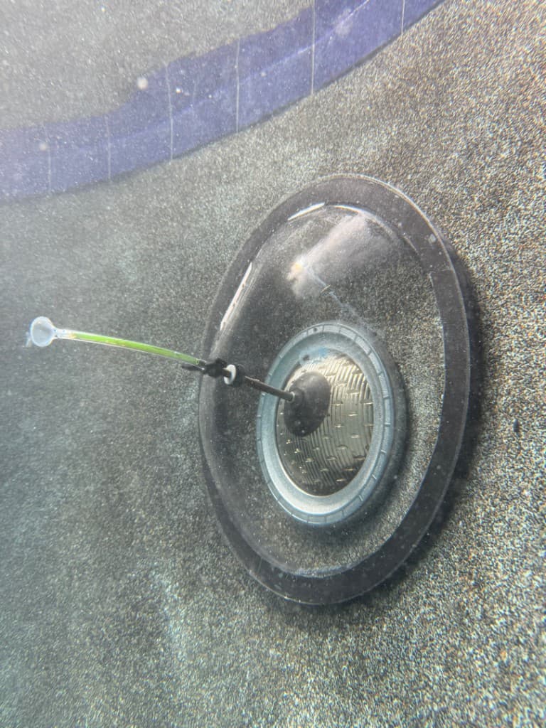 Electronic leak detection at a light niche